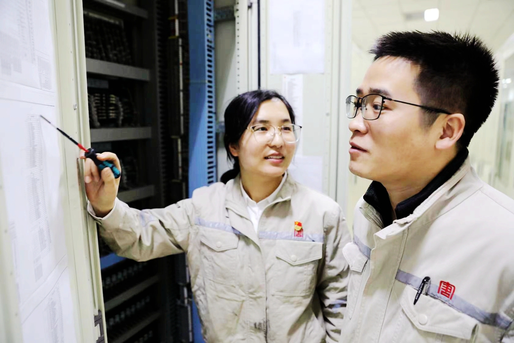 1678686340145078948.jpg 5.韓城第二發(fā)電公司楚樂、李玉珍夫婦攻關(guān)技術(shù)難題(曹軍科攝).jpg