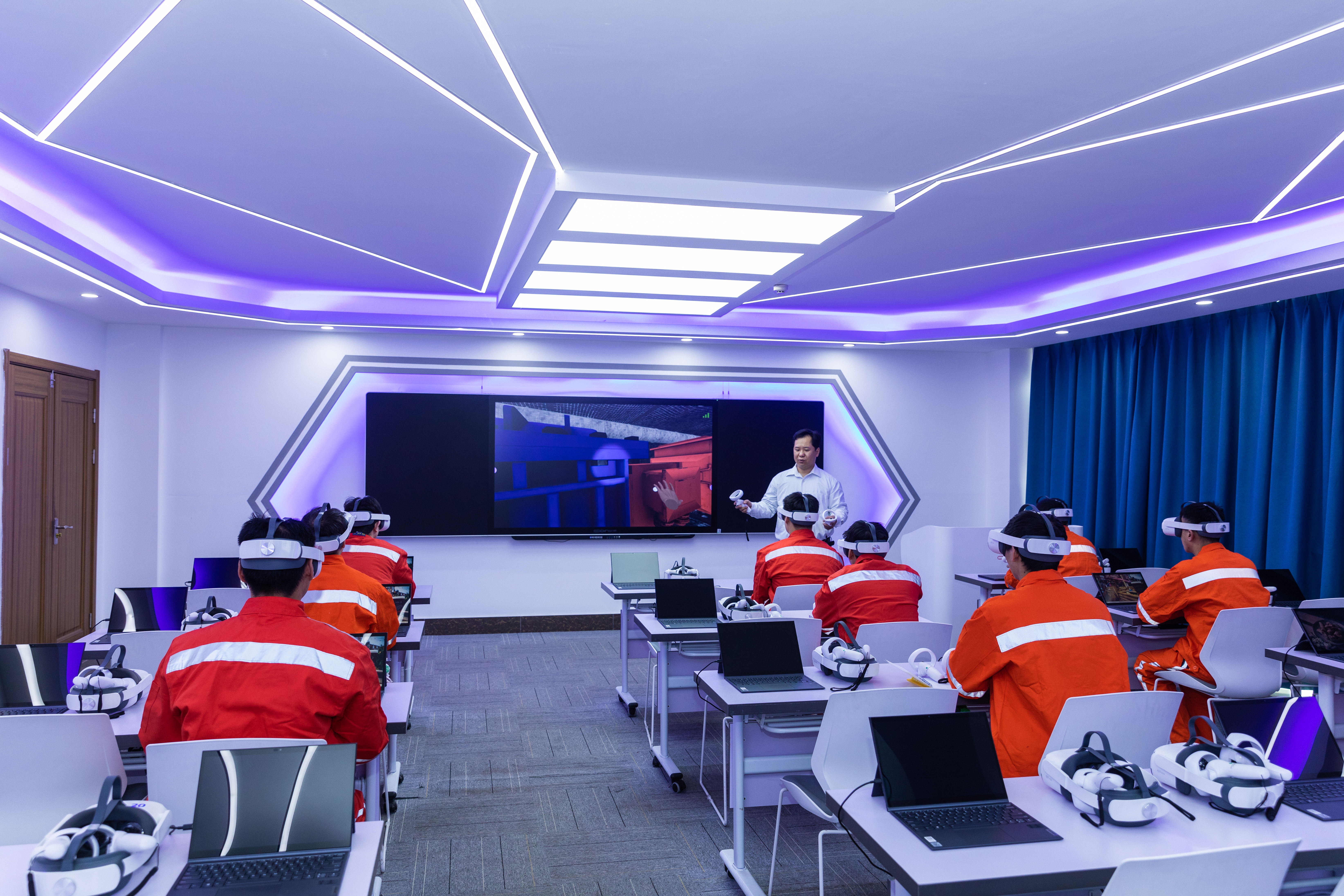 通訊配圖3：在智慧安培中心，通過裸眼3D、VR實操和沉浸式實景培訓三個“矩陣”，精準有效培訓。.jpg