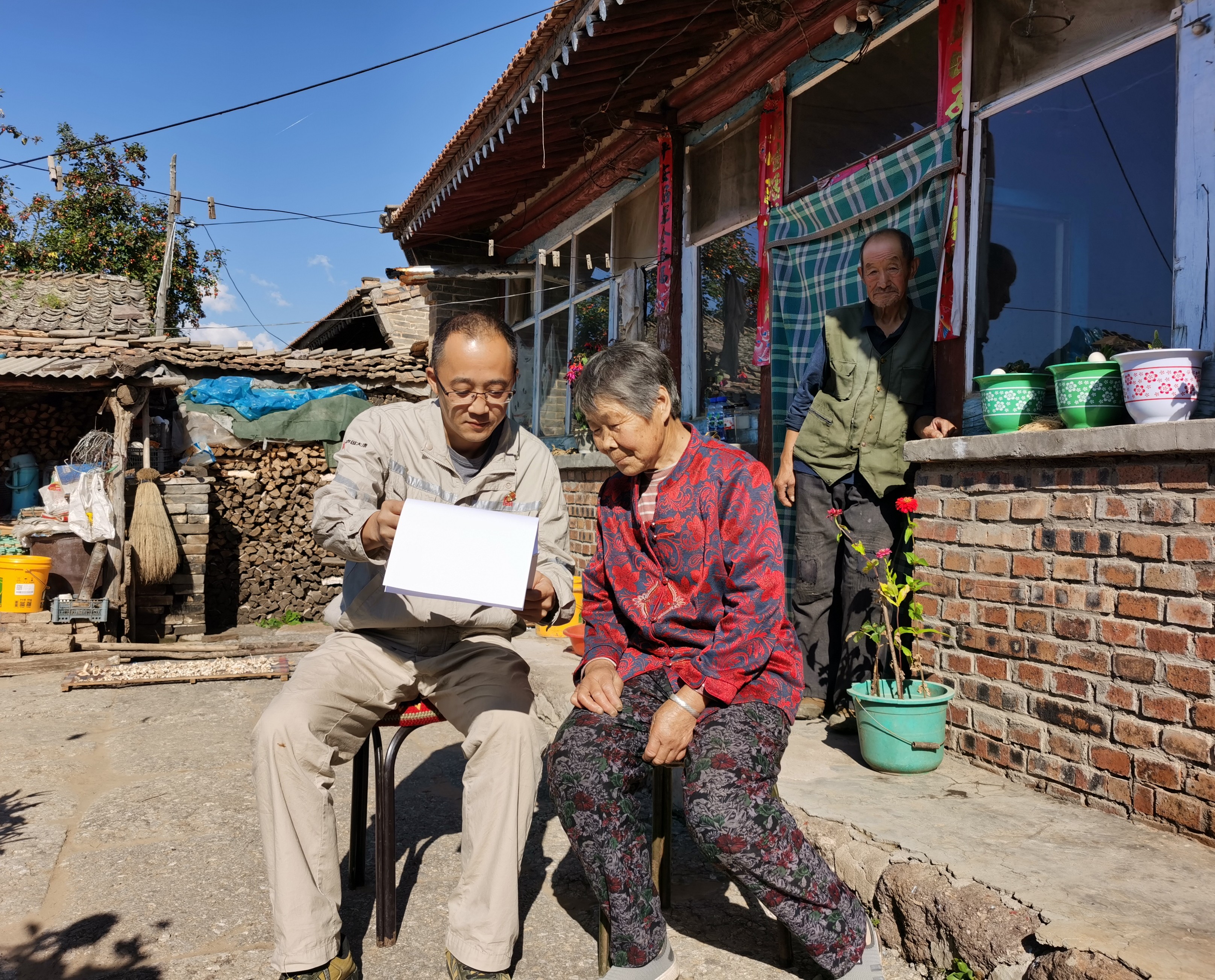 1701307056929051928.jpg 為村民講解相關(guān)政策。黃建安攝.jpg