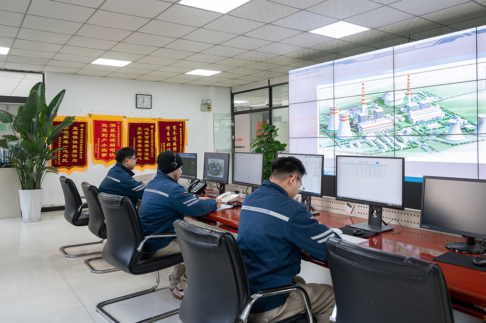 1708670470265006962.jpg 在供熱中心認真監(jiān)盤.jpg