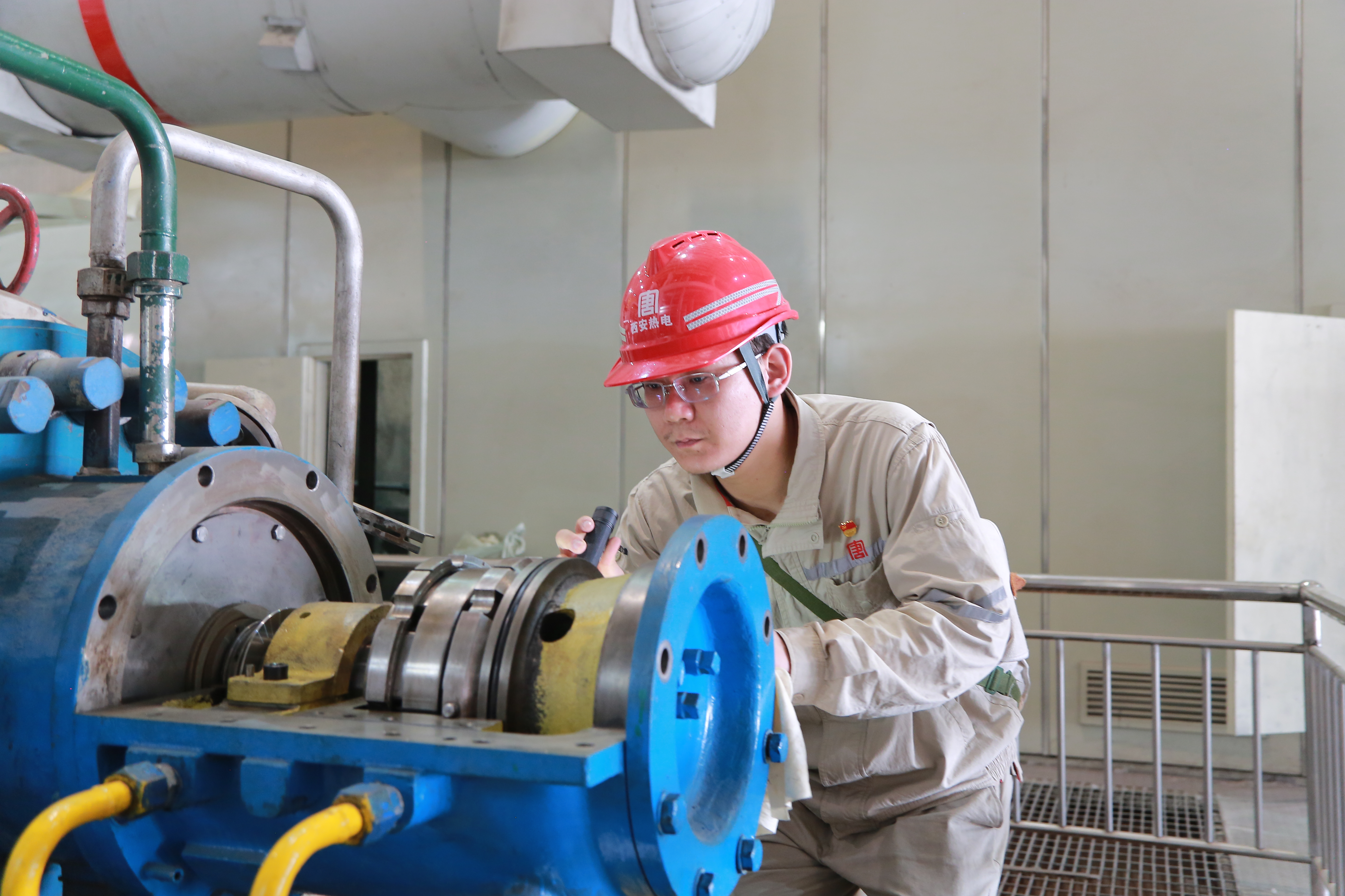 1717048085772036038.jpg 1號機組C修對氣動給水泵B瓦塊進(jìn)行檢查.jpg