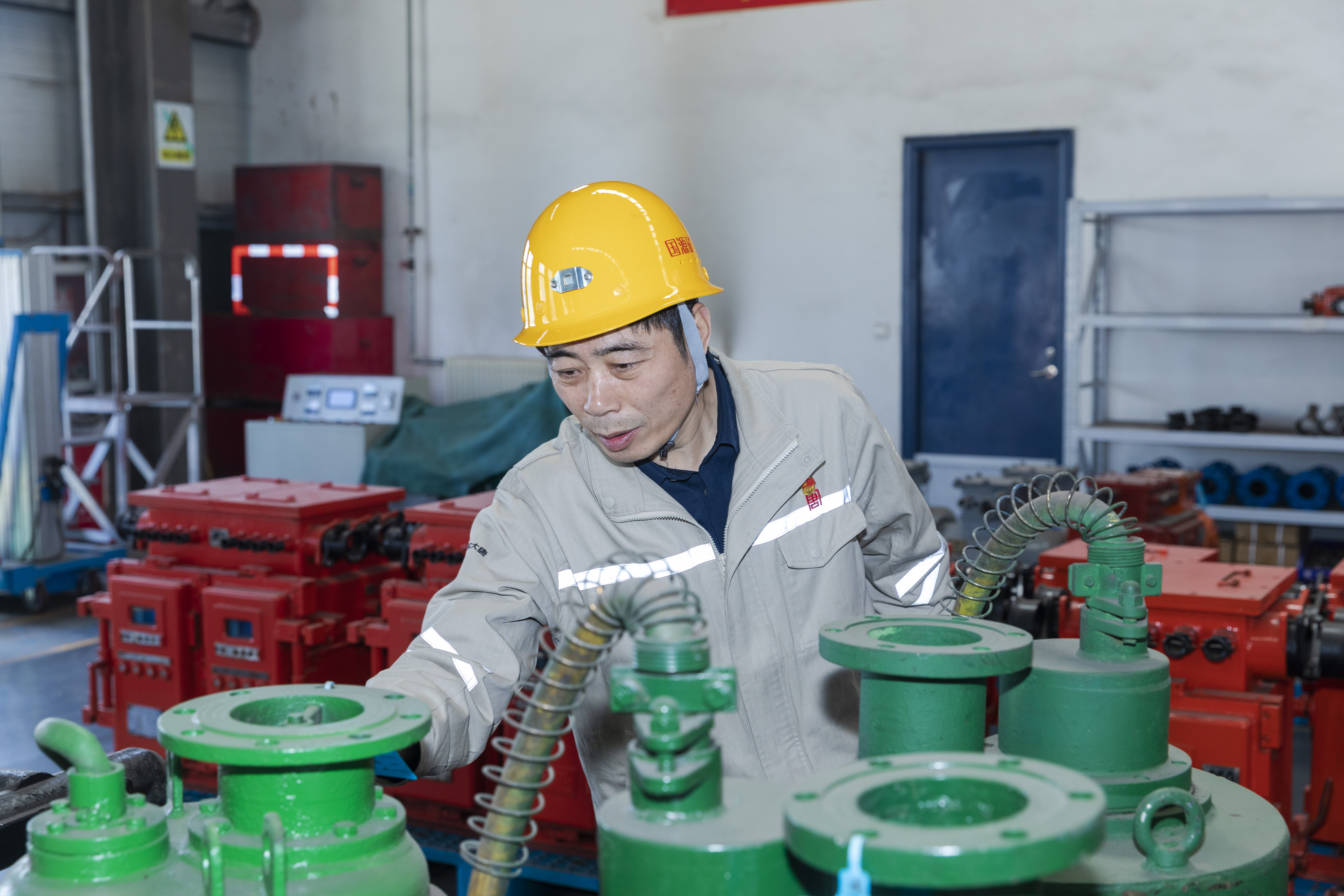 于進在龍王溝煤礦機修廠檢查潛水泵運維保養(yǎng)情況.jpg