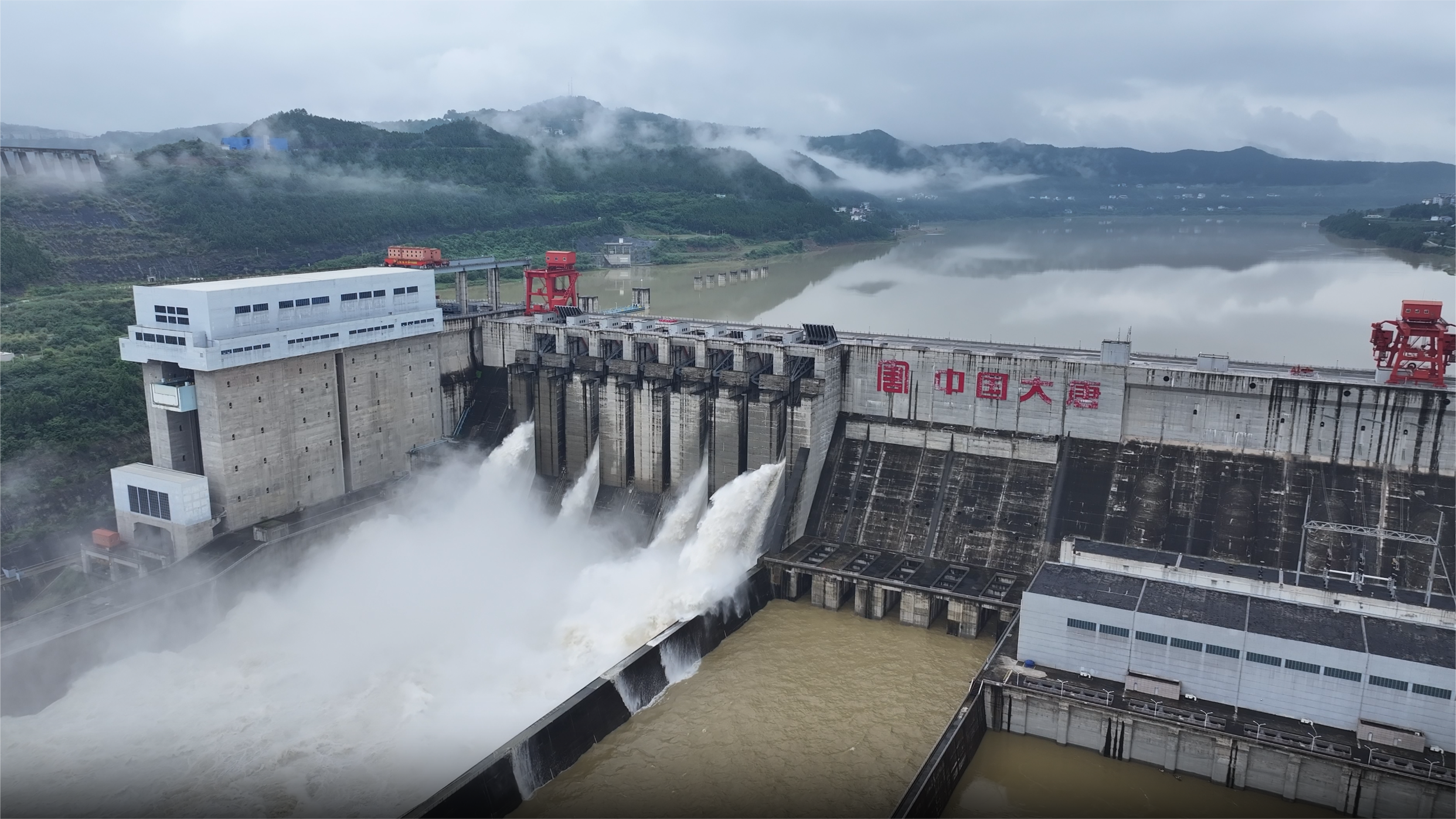 2024年7月，大唐亭子口水利樞紐泄洪場(chǎng)景。袁玉嬌攝 (2).png