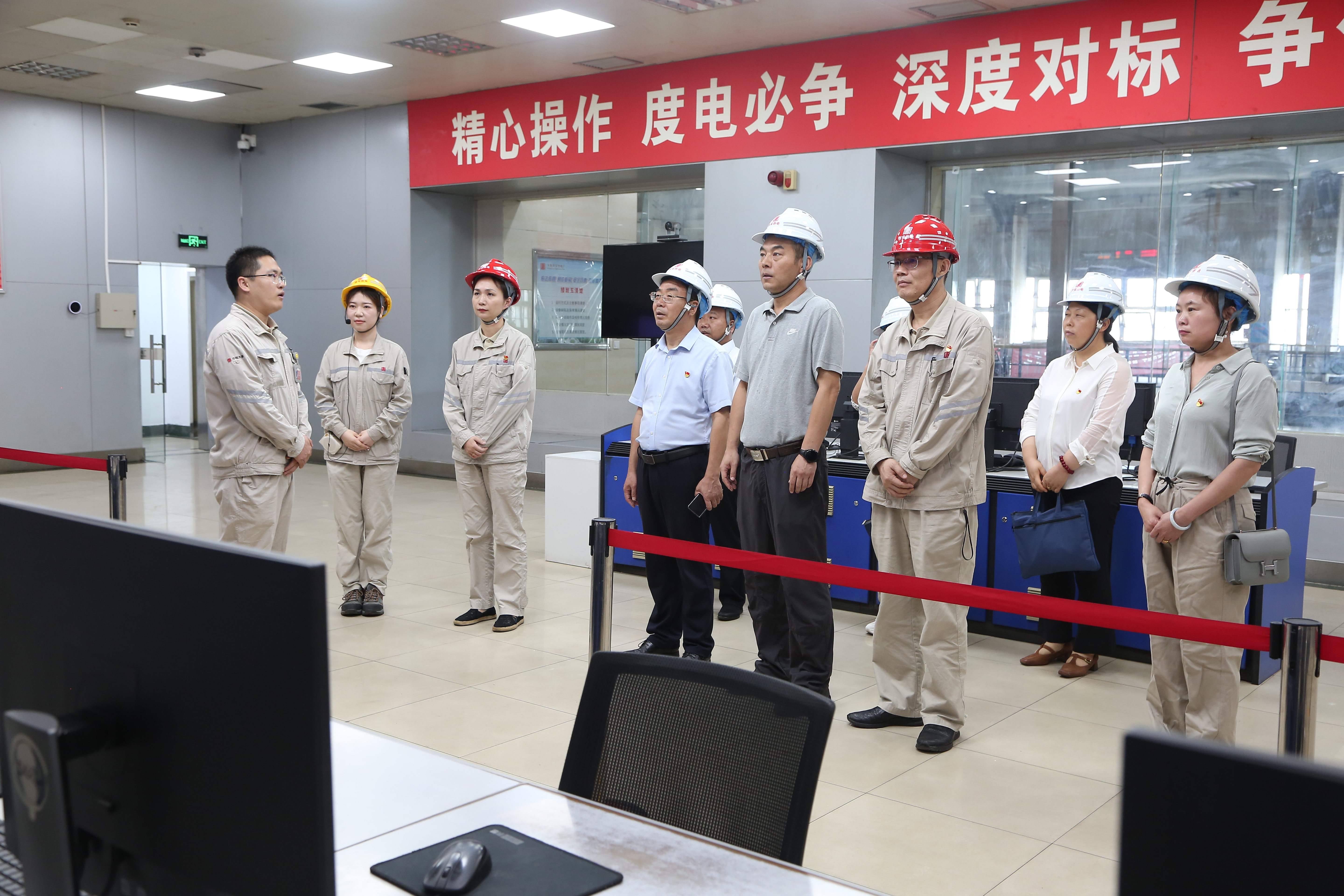 1.邀請(qǐng)結(jié)對(duì)單位參觀我西安熱電廠集控室.jpg